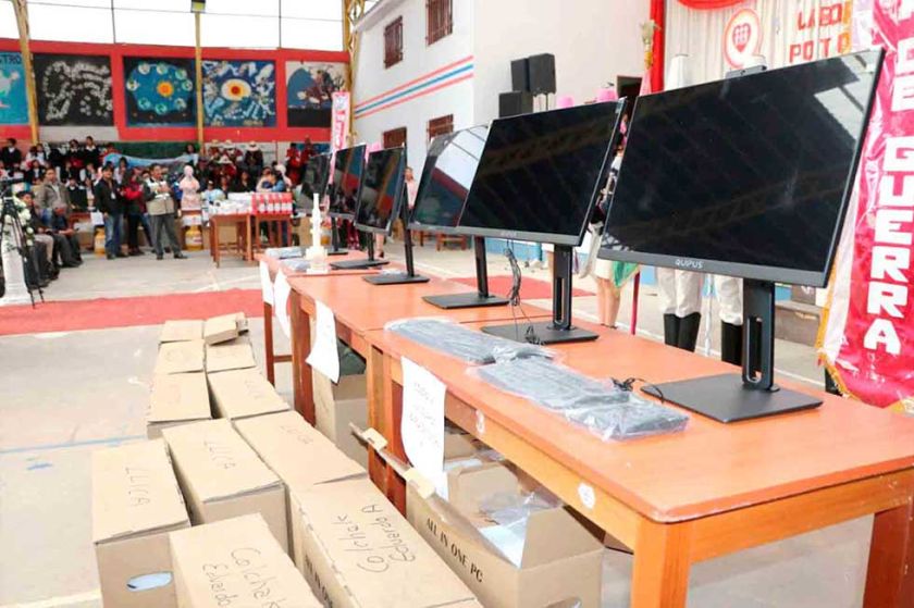 Entregan equipamiento a escuelas en Potosí