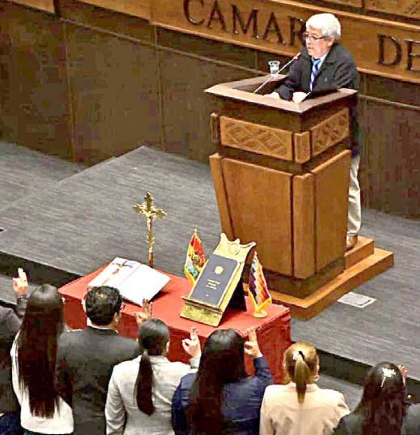Restituyen la Biblia y el crucifijo en Diputados
