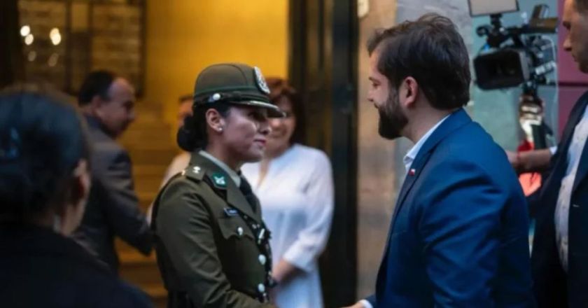 Boric eligió un hostal emblemático en La Paz y disfrutó de un paseo nocturno
