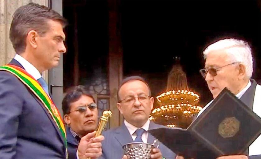 Paz recibe la bendición de la Iglesia católica en puertas de la Catedral