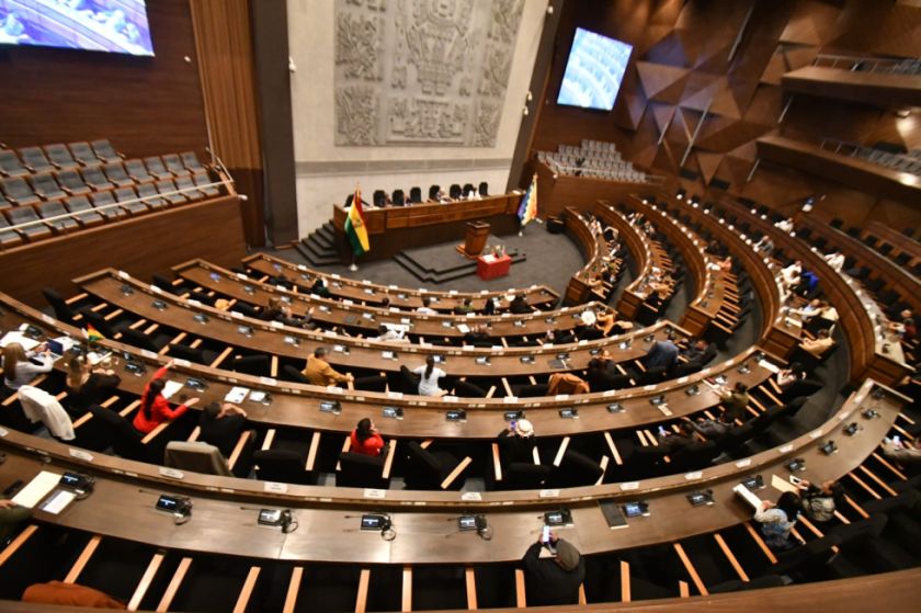 Senado logra acuerdos para conformar comisiones; en Diputados continúan las negociaciones