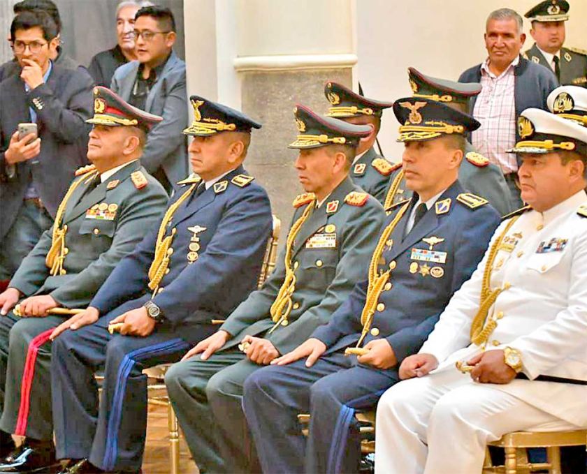 Paz reencauza el orden institucional en las FFAA