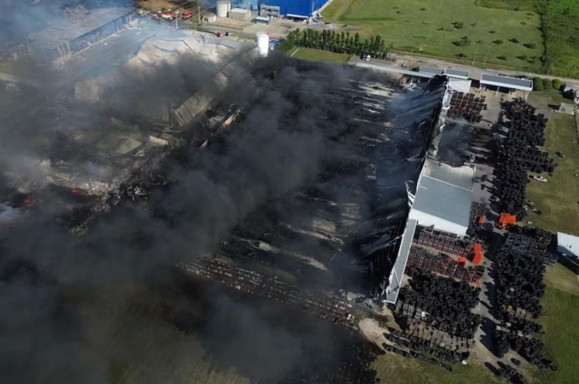 Una impactante explosión en Ezeiza provocó un incendio que afectó varias plantas industriales