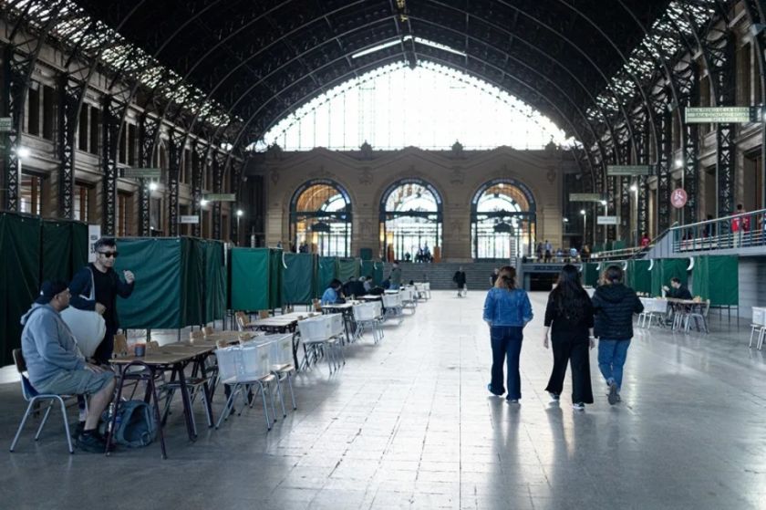 Abren los colegios para los comicios presidenciales y parlamentarios en Chile
