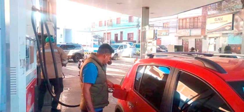 Disminuyen filas por  gasolina, pero la del  diésel continúa alta