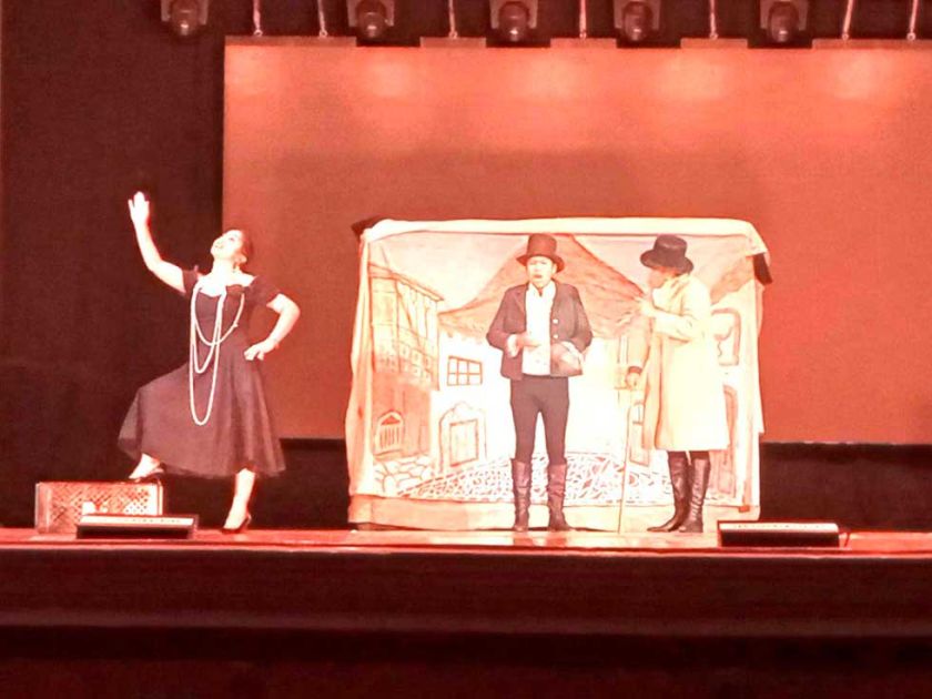 Elenco Albor de La Paz presentó en Potosí dos obras teatrales en el FIC de la Gobernación