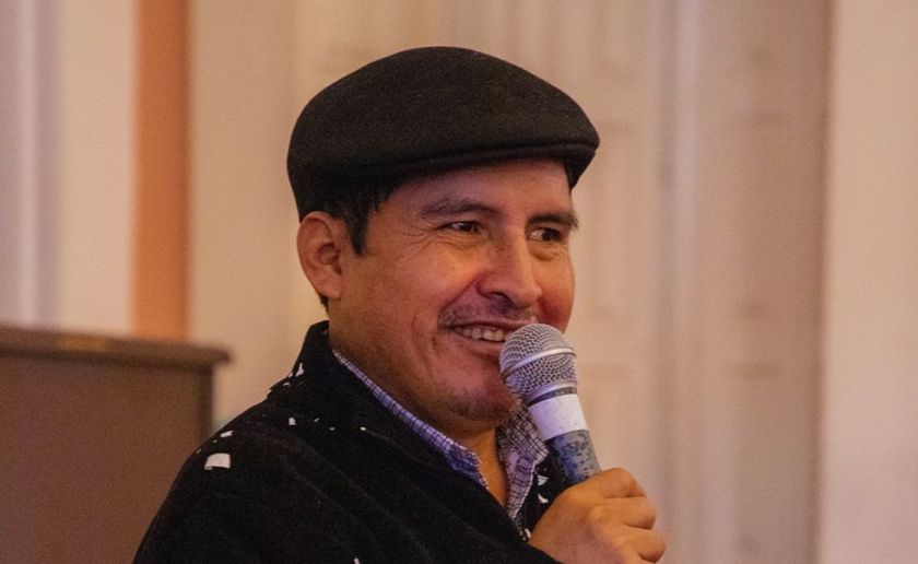 Damián Condori sufre una caída durante un acto de premiación en Sucre