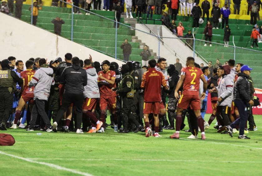 Final bochornoso, con gasificación y peleas entre Totora Real Oruro y Blooming