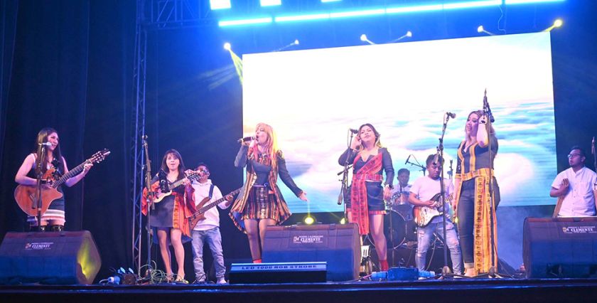FIC: Noche folclórica femenina en honor al bicentenario reunió a artistas en velada musical