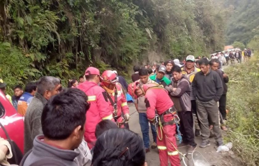 Al menos ocho fallecidos por embarrancamiento de un bus cargado de coca