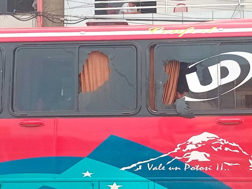 Bus de hinchas de Real  es atacado a pedradas 