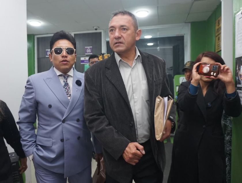 Excomandante Augusto Russo se presenta ante la Fiscalía en La Paz