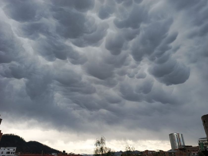 Espectáculo en el cielo de Sucre: Nubes “mammatus” sorprenden y alertan sobre posible tormenta