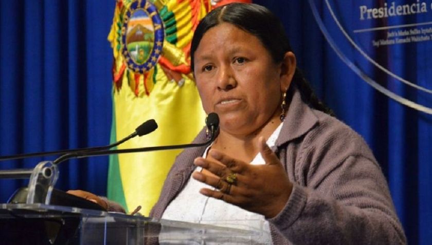 Piden revocar detención domiciliaria de la exministra Achacollo