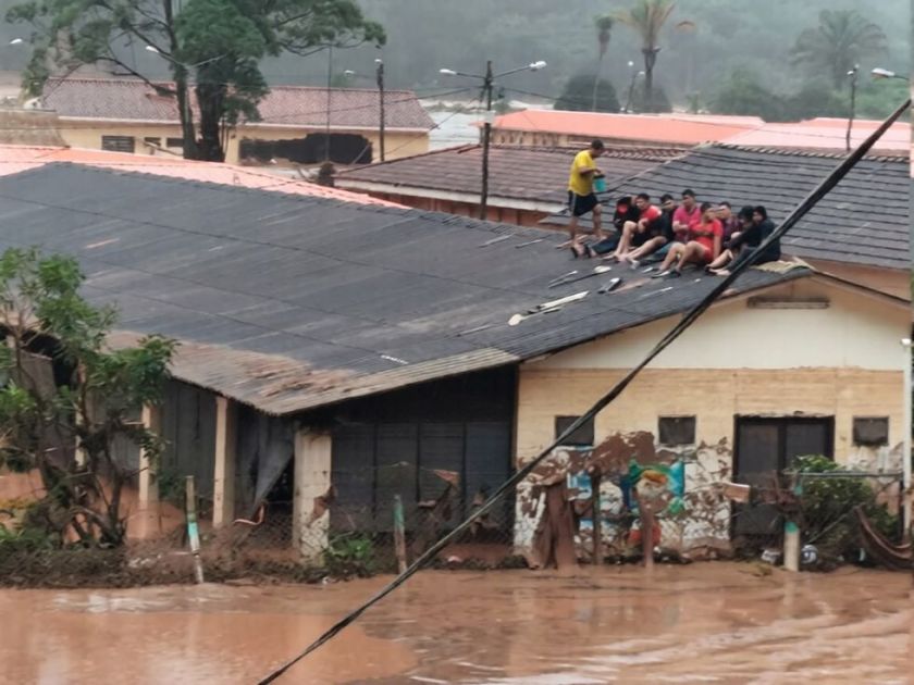 Alerta en El Torno por el desborde del río: Reportan casas inundadas y personas aisladas
