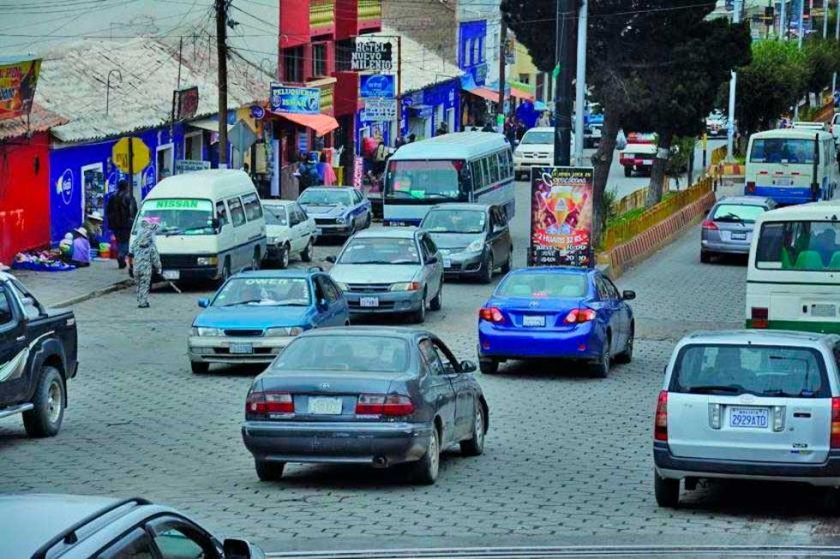 Vecinos apoyan anuncio de  regular el precio de los taxis
