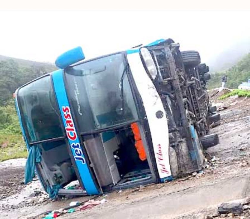 Bus vuelca en la ruta nueva a Santa Cruz