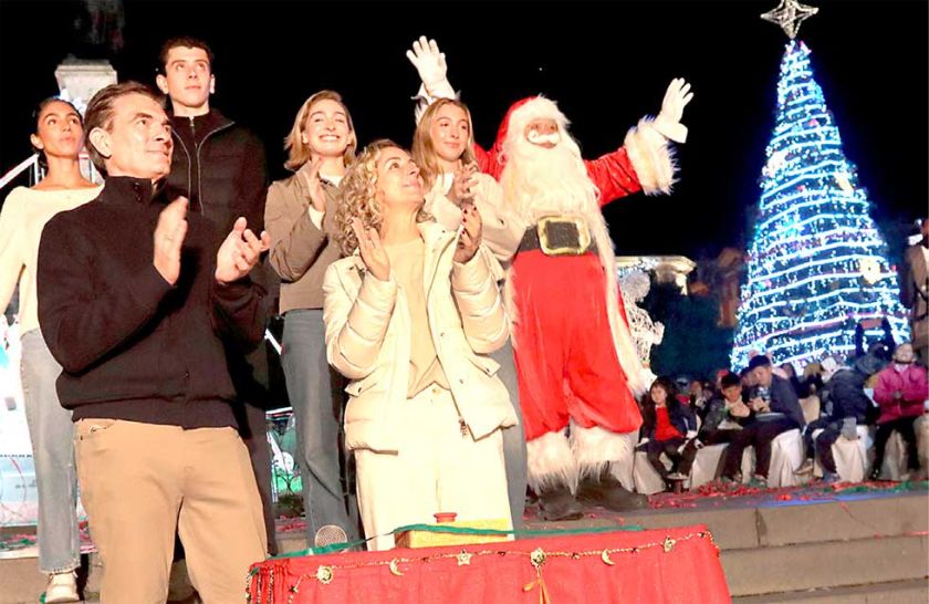Rodrigo Paz inaugura árbol navideño