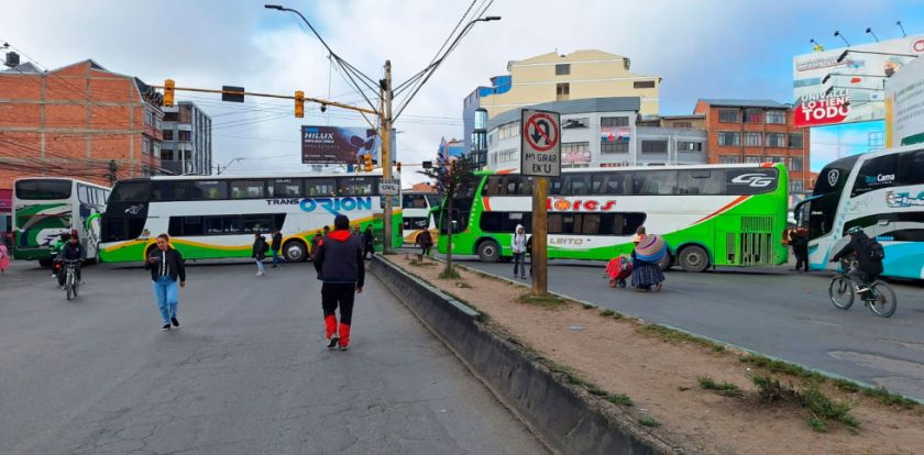 Choferes de La Paz y El Alto cumplen protesta y el Gobierno convocará a diálogo