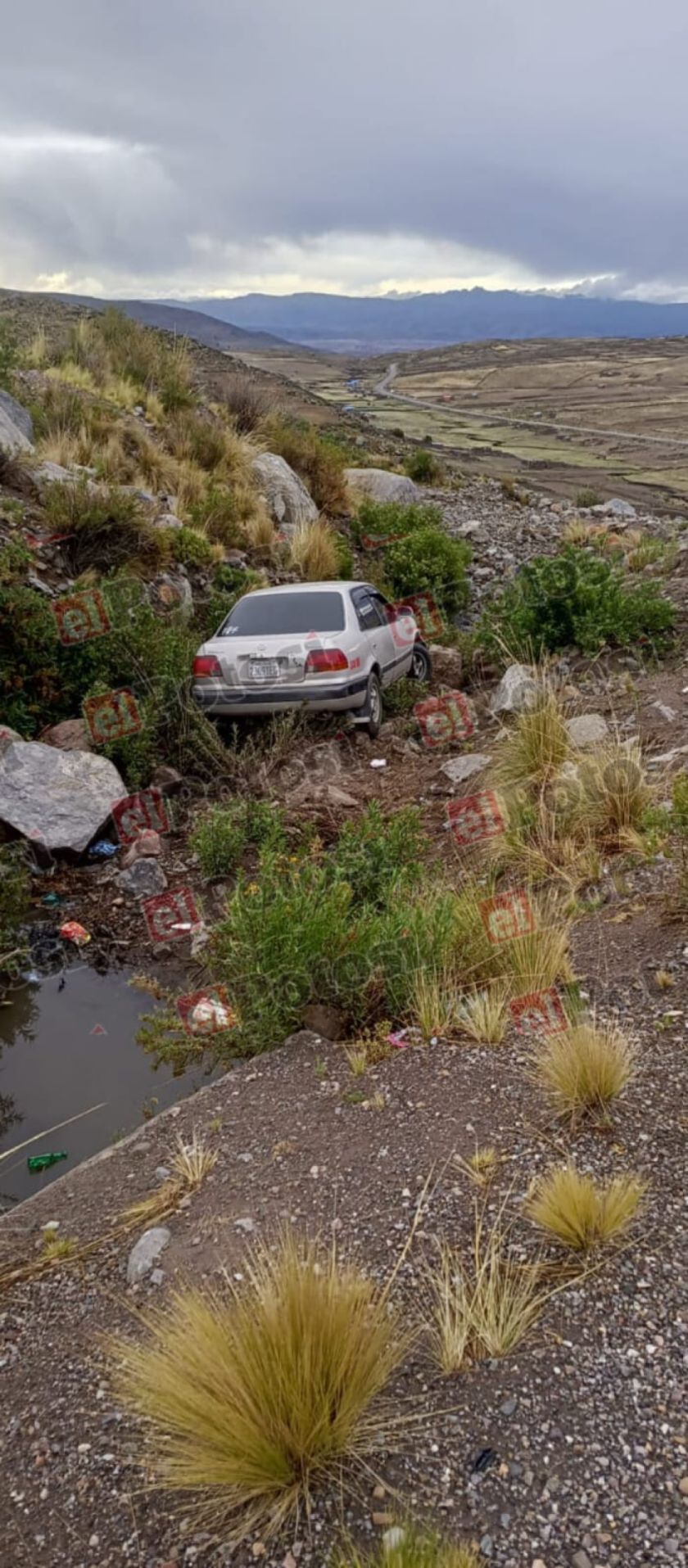 Potosí: reportan que hay un muerto y tres heridos tras despeñarse un automóvil