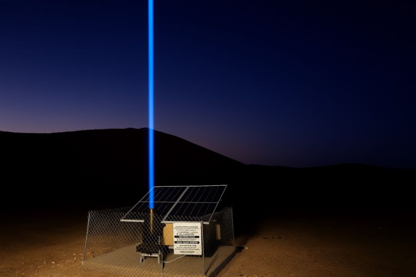 Arabia Saudita instala balizas de láseres alimentadas por energía solar para guiar a los viajeros a fuentes de agua