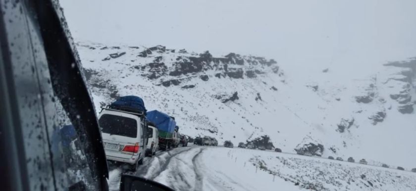 Nevada en la cumbre paraliza el tránsito hacia Los Yungas