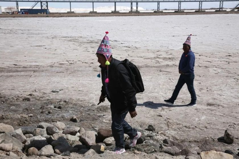 Las comunidades indígenas le piden al Gobierno un estudio ambiental para explotar litio en Bolivia