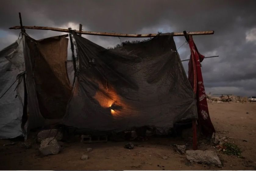 En Gaza, las lluvias se llevan cientos de tiendas de desplazados: «Es insoportable»