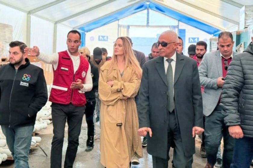 La actriz Angelina Jolie muestra su apoyo a los gazatíes en una visita al cruce de Rafah