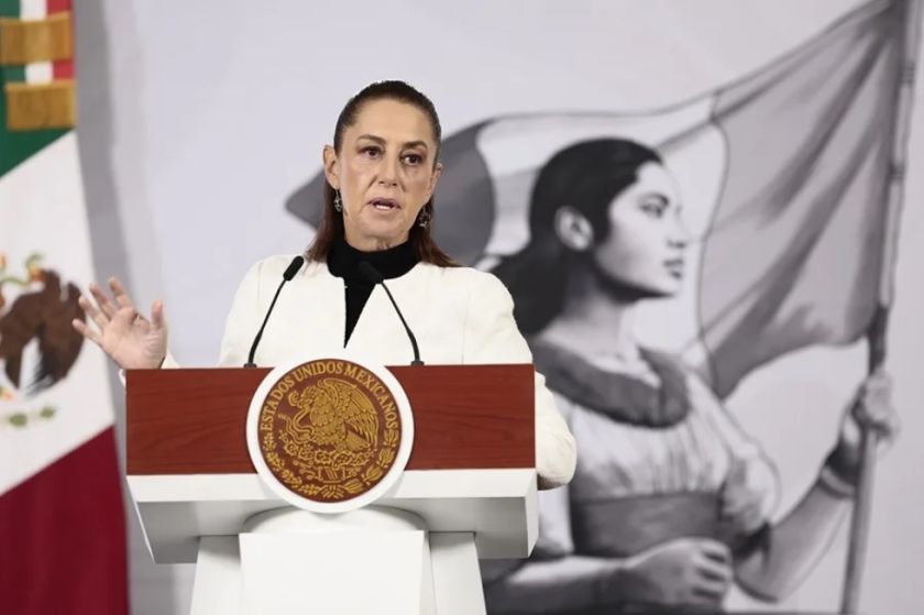 La presidenta Claudia Sheinbaum evacúa el Palacio Nacional tras un seísmo de 6,5 grados en México