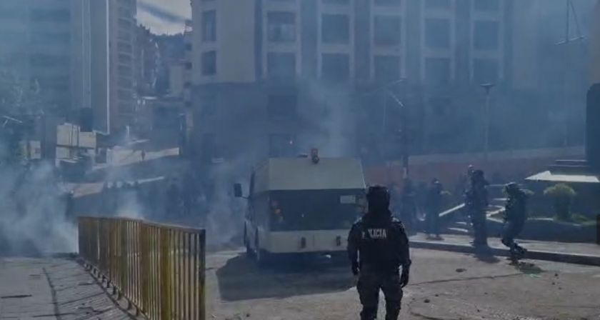 La Policía gasifica y activa el camión Neptuno contra los movilizados de la COB en el centro de La Paz