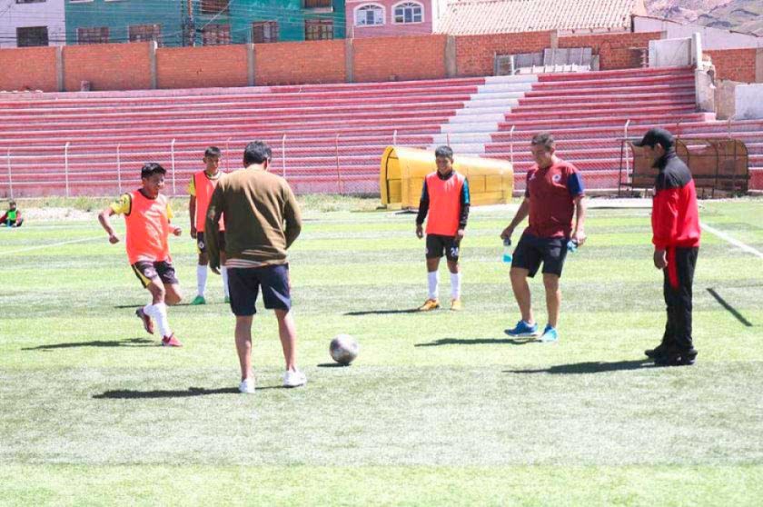Técnicos fortalecen el trato del balón de sus dirigidos para jugar la Primera B