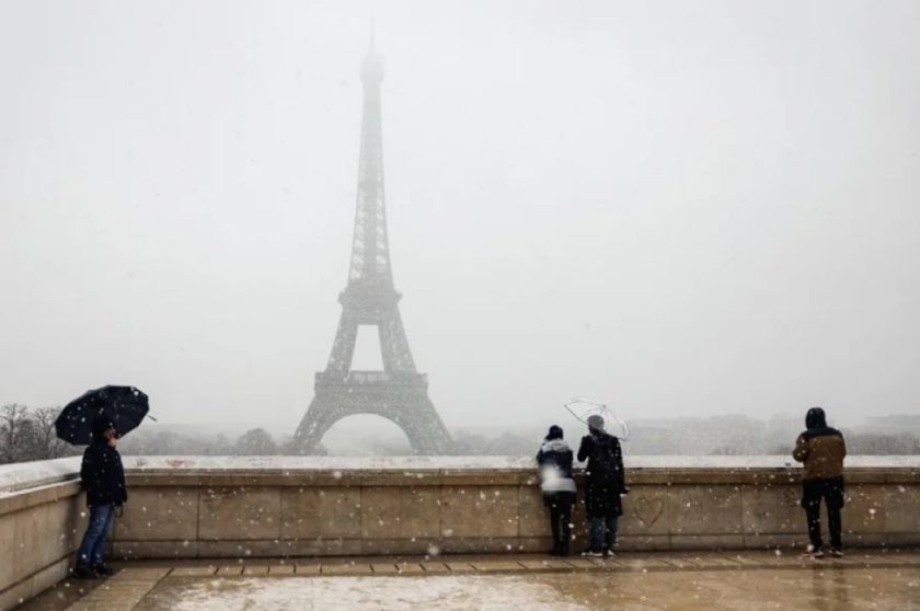 Temporal de nieve colapsa los aeropuertos de París