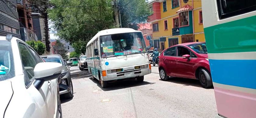 Vecinos piden promulgar ley de pasajes de micros de 2.50 Bolivianos