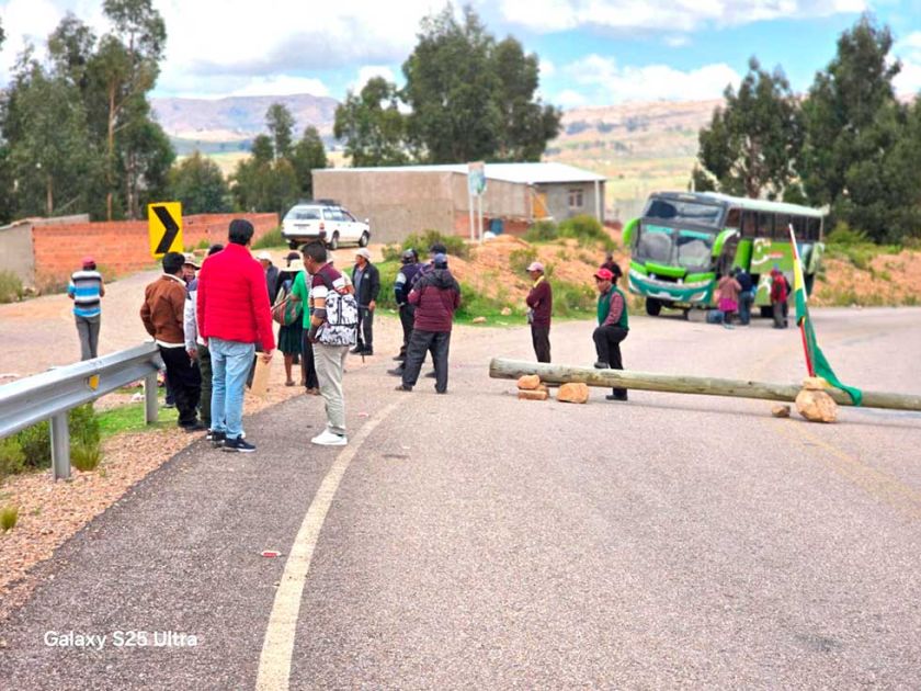 Bloqueos de caminos aíslan rutas clave entre Potosí, Oruro y Chuquisaca 
