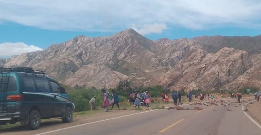 Se instala un bloqueo en la ruta Potosí Sucre, altura Betanzos