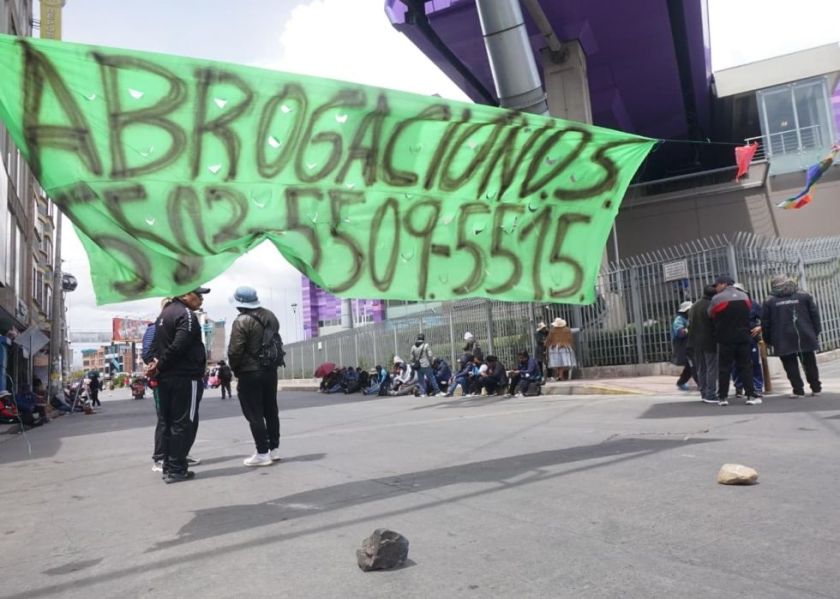 Bloqueadores agreden a personal de salud, denuncia el Gobierno