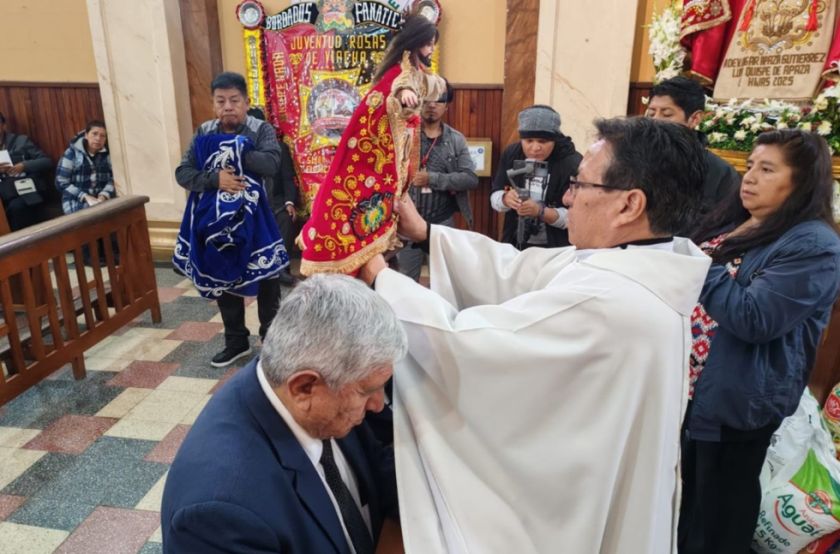Inicia festividad del Gran Poder y Alcalde Arias reza para superar la división interna en el país