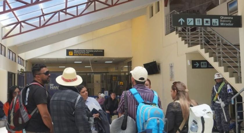 Un grupo de 33 peruanos es evacuado a La Paz tras bloqueo de carreteras en Uyuni