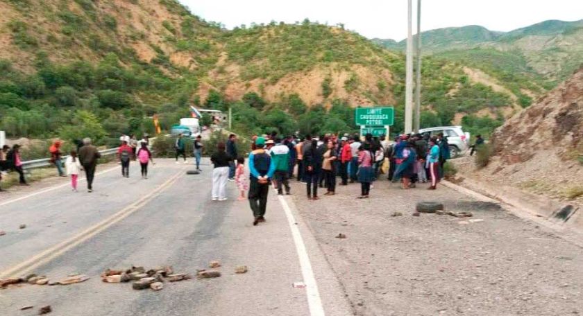 Los bloqueos crecen en  Potosí y Gobierno saca  a los turistas de Uyuni  