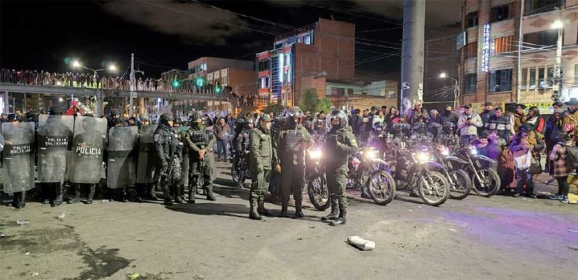 Policía utiliza gases contra Ponchos Rojos