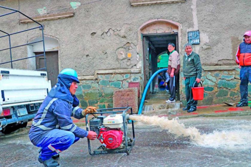 Aapos reporta que basura de todo tipo bloquean alcantarillas domiciliarias