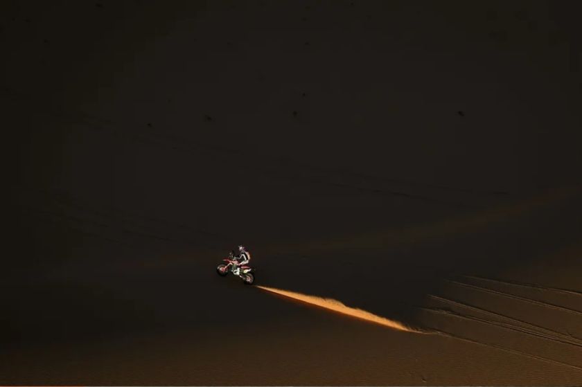 Rally Dakar: los españoles Roma, Sainz y Schareina toman el mando