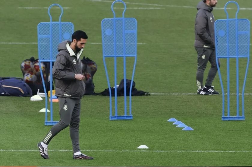 Arbeloa se estrena como técnico del Real Madrid dirigiendo su primer entrenamiento