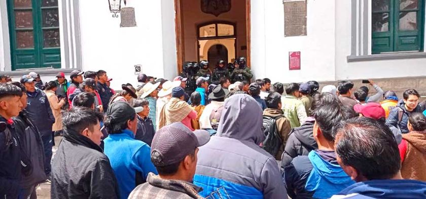 Choferes desatan violencia y ponen en riesgo avances en la negociación