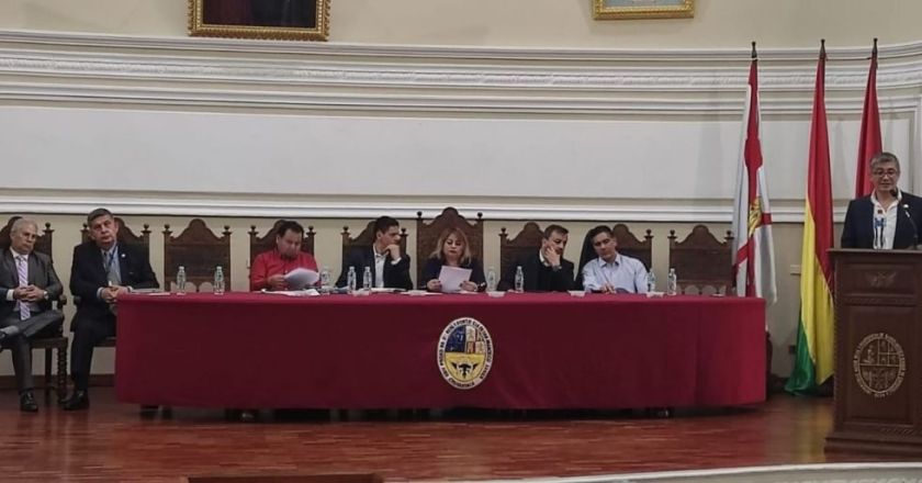 Gobierno socializa decretos 5516 y 5518 en encuentro multisectorial en Sucre