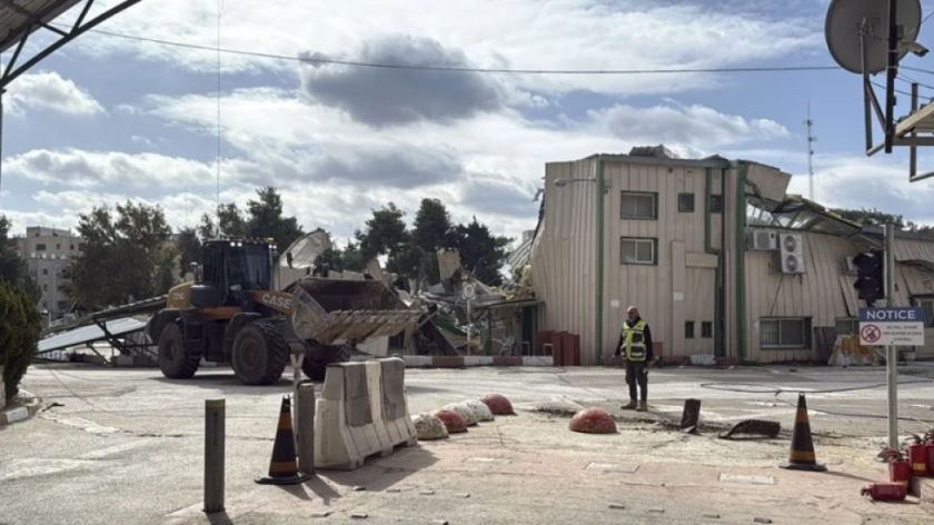 Excavadoras israelíes comienzan a destruir el complejo de la UNRWA en Jerusalén Este