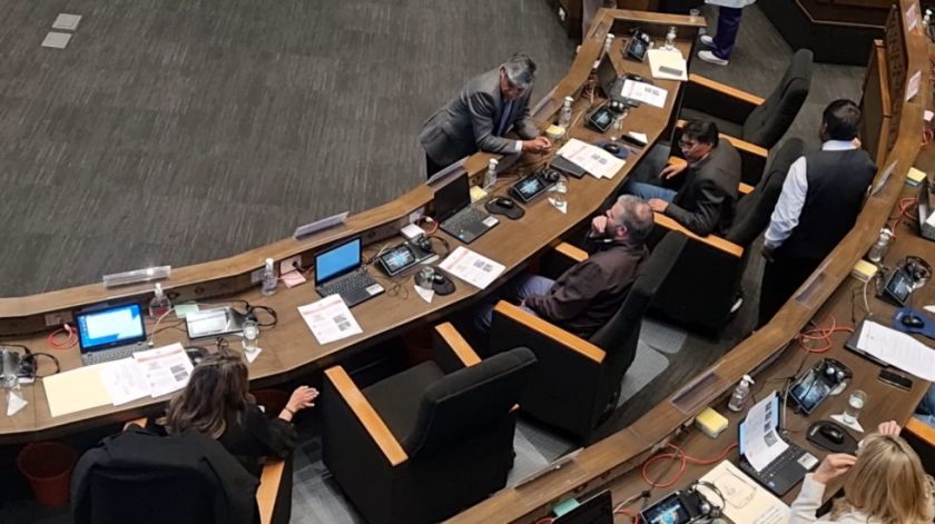 Senadores reprochan a Condori tras proponer reducir su sueldo a Bs 10.000