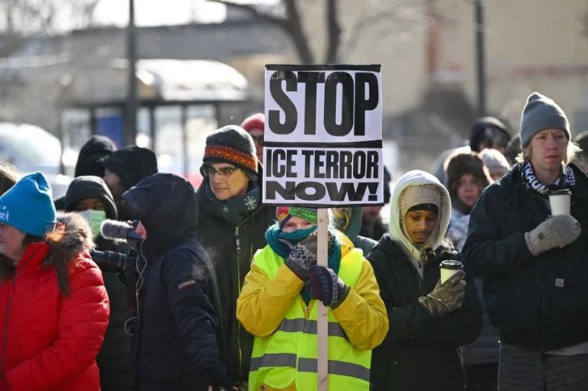 Las protestas se multiplican en  Mineápolis un día después de la muerte de un hombre a manos del ICE