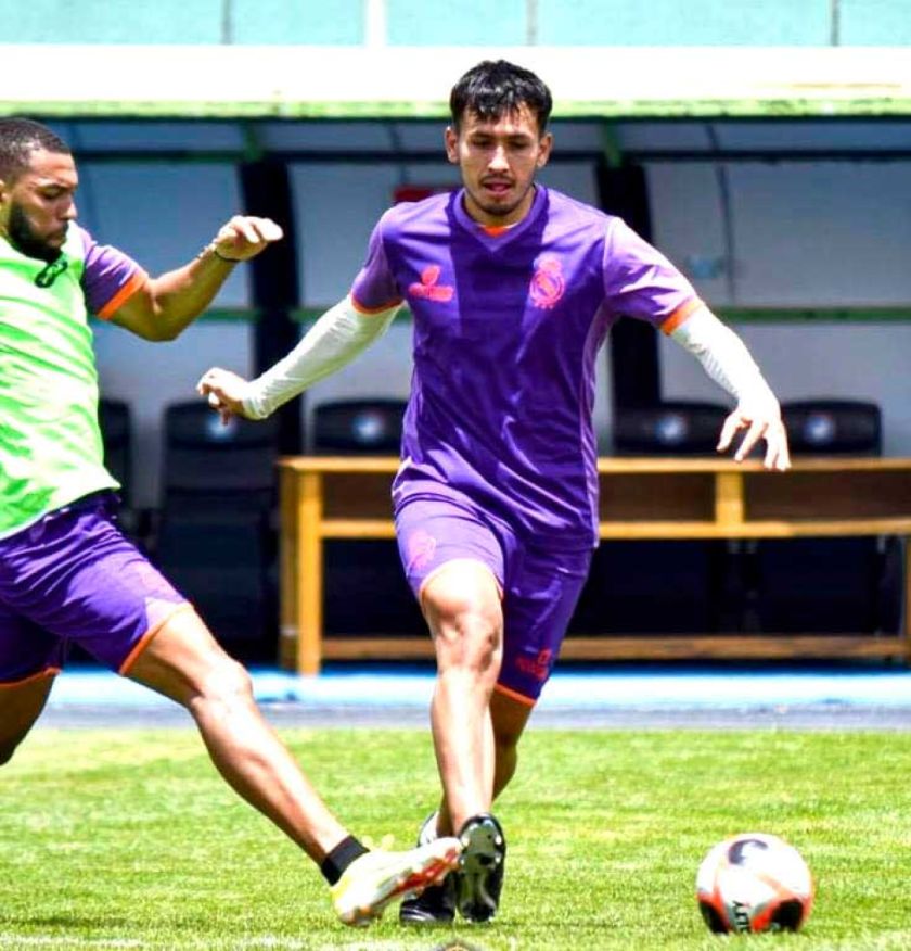 Real Potosí cumple su primer ensayo de fútbol en el estadio Víctor Agustín Ugarte